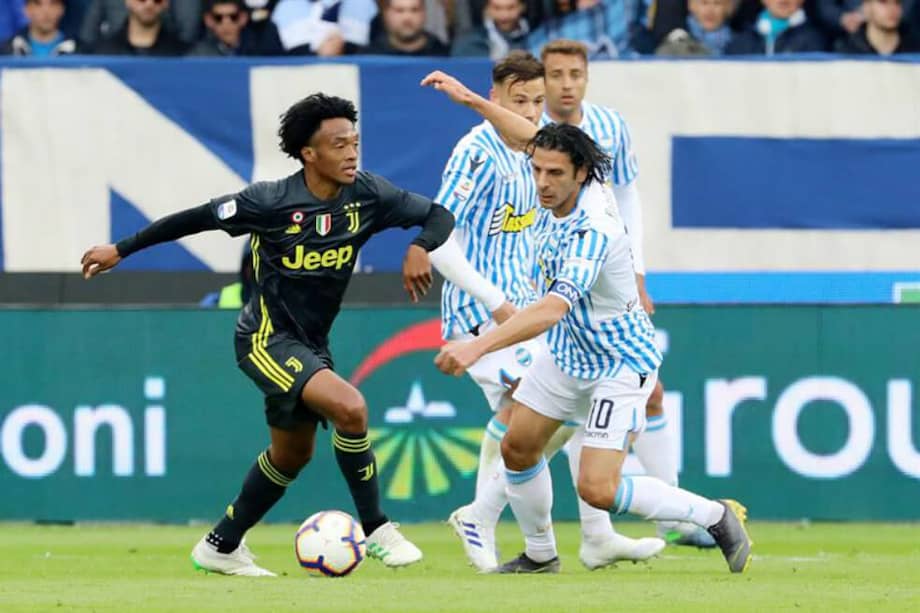 El colombiano Juan Guillermo Cuadrado (i), durante el partido de la Juventus contra el Spal. / EFE