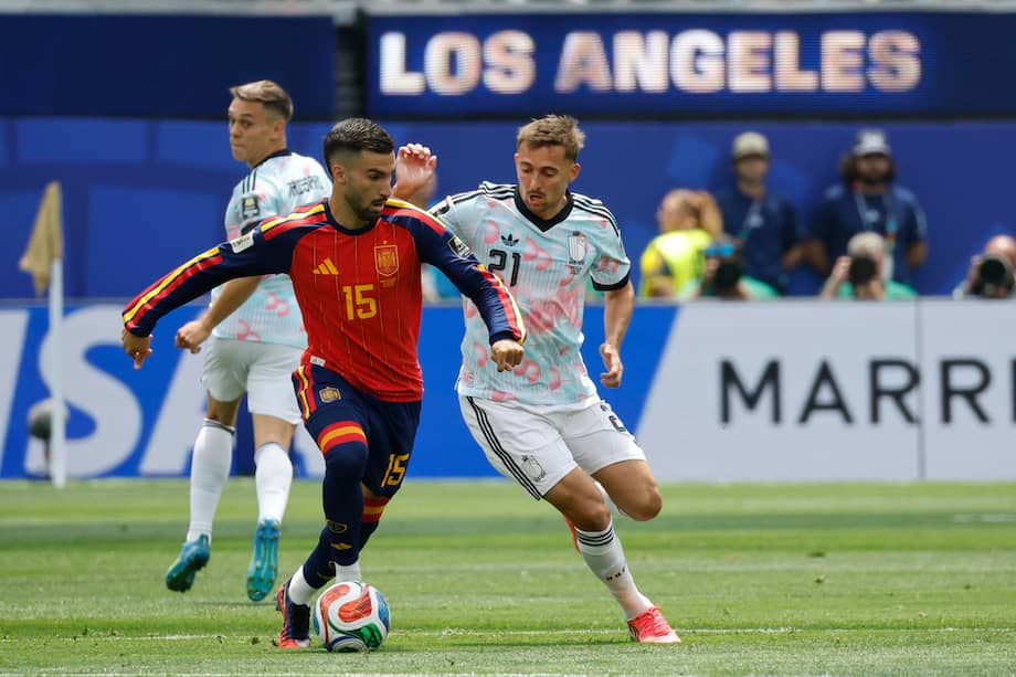 Álex Baena disputa el balón con Timothy Castagne este viernes 10 de julio, en el partido de los cuartos de final de la Copa Mundial de la FIFA 2026 entre España y Bélgica en el SoFi Stadium de Los Ángeles, California.