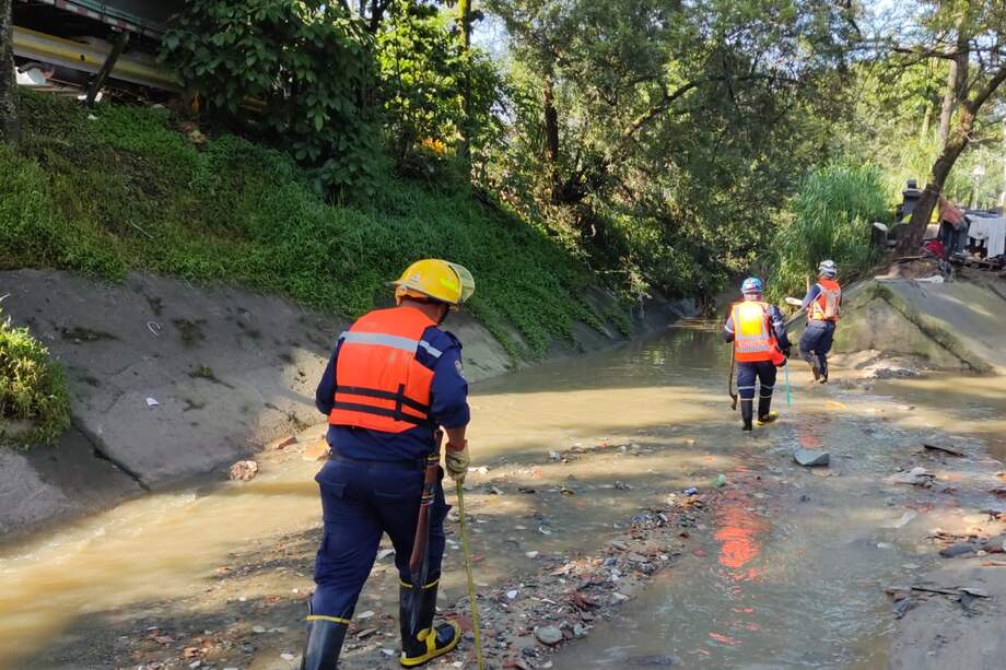 La desaparición se dio tras una creciente súbita de la quebrada El Sesteadero, que arrastró a la familia.