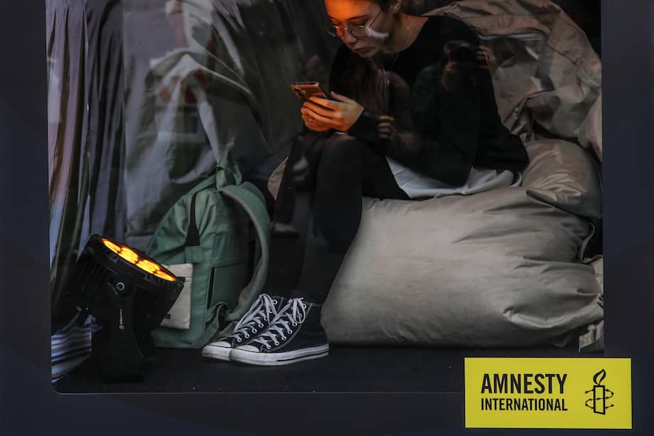 Un joven actor participa en una instalación artística titulada "Kid Tok Shop", presentada por Amnistía Internacional en Francia, para alertar sobre el riesgo del uso de redes sociales en menores.