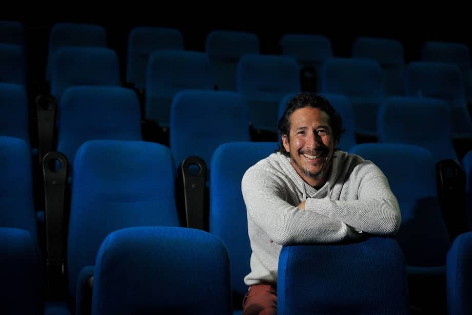 El cucuteño Elkin Díaz en la sala de cine del centro comercial Avenida Chile, de Bogotá, en el lanzamiento para medios de la película “Shakespeare, los espías de Dios”, de Dago García. / Gustavo Torrijos