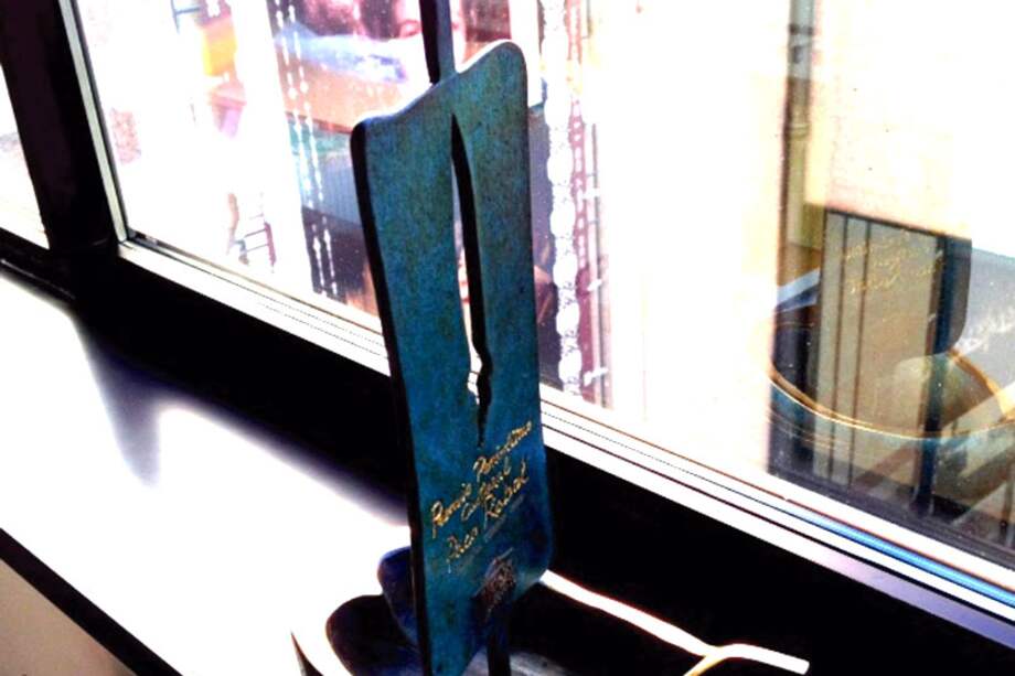 Estatuilla creada por el escultor Ángel Aragonés para el ganador del Premio Paco Rabal. Los trabajos a concurso deben haberse publicado entre el 16 de octubre de 2020 y el 15 de octubre de 2021.