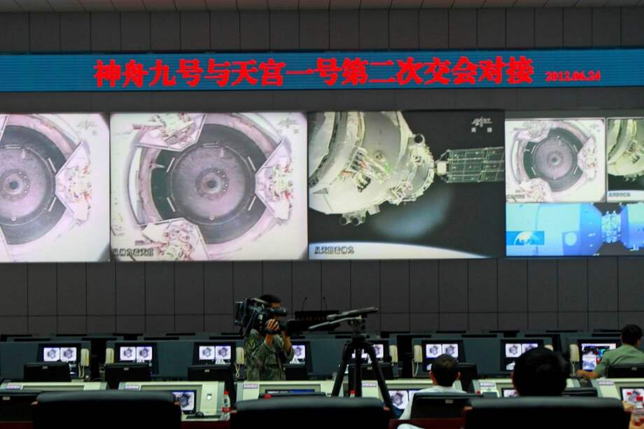 Autoridades chinas monitorean la caída de estación espacial. / AFP
