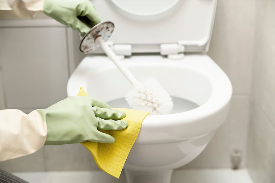 Limpiar el inodoro con vinagre y bicarbonato sirve para desinfectarlo y para quitar todo el sarro en el fondo.