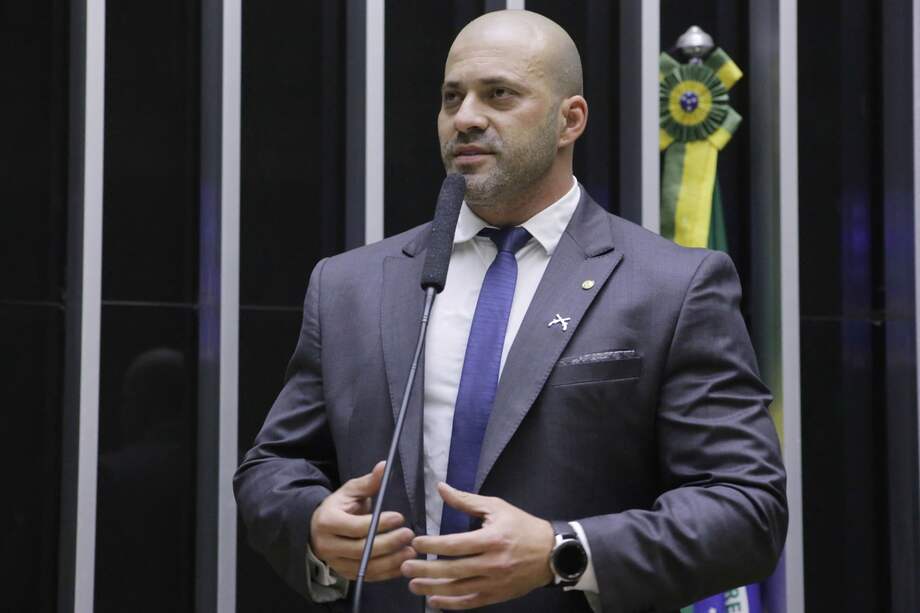 Daniel Daniel Silveira, expolicía militar y parlamentario, durmió en su despacho de la Cámara de Diputados luego de que el magistrado Alexandre de Moraes ordenara la instalación inmediata de un dispositivo de control.