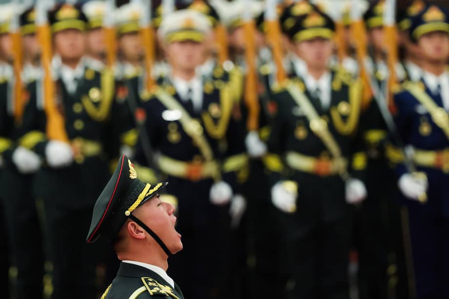 Un soldado chino saluda durante una ceremonia en Beijing, China.