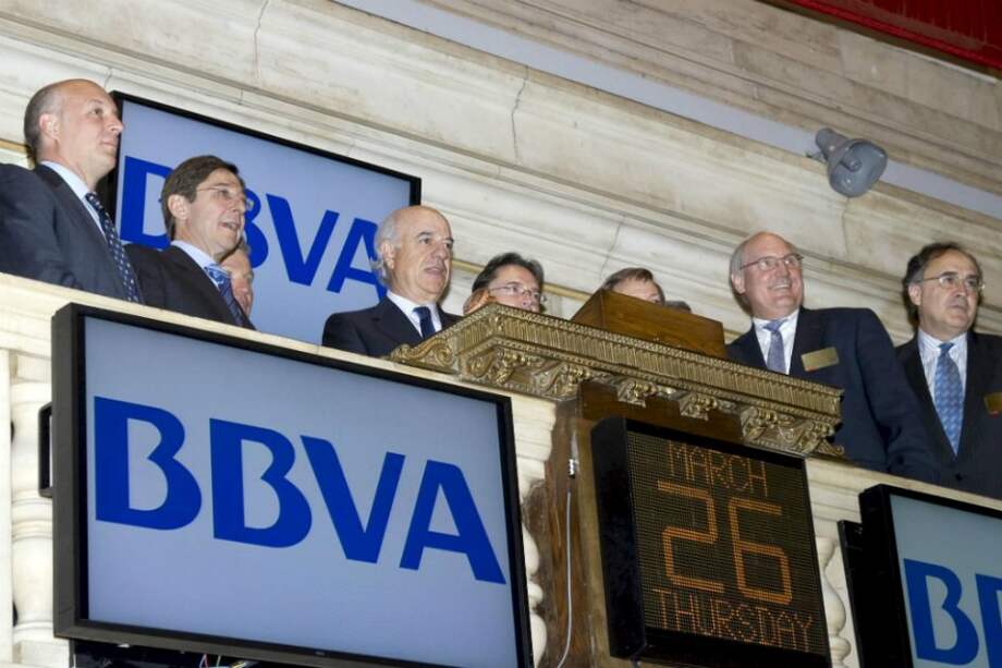 El presidente del BBVA, Francisco González, junto al consejero delegado de la entidad, José Ignacio Goirigolzarri, y varios directivos de la NYSE.