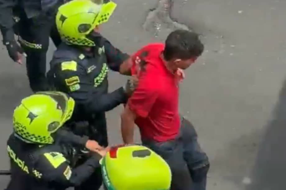 Imagen del video de redes sociales en el que quedó registrada la captura del hombre que atacó a su expareja en Cali.