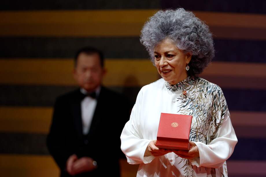 Doris Salcedo al recibir una medalla en la ceremonia de premiación del 35 Praemium Imperiale en Tokyo, Japan, en noviembre de 2024. EFE/EPA/FRANCK ROBICHON