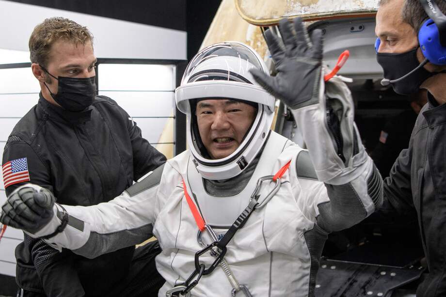 Momento en el que los astronautas dejan la cápsula de SpaceX.