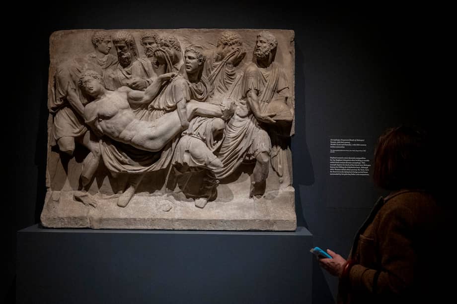 Fotografía que muestra la obra Sarcophagus Fragment (Death of Meleager) durante la exposición sobre el pintor italiano 'Raphael: Sublime Poetry' en el Museo de Arte Metropolitano (MET) de Nueva York.