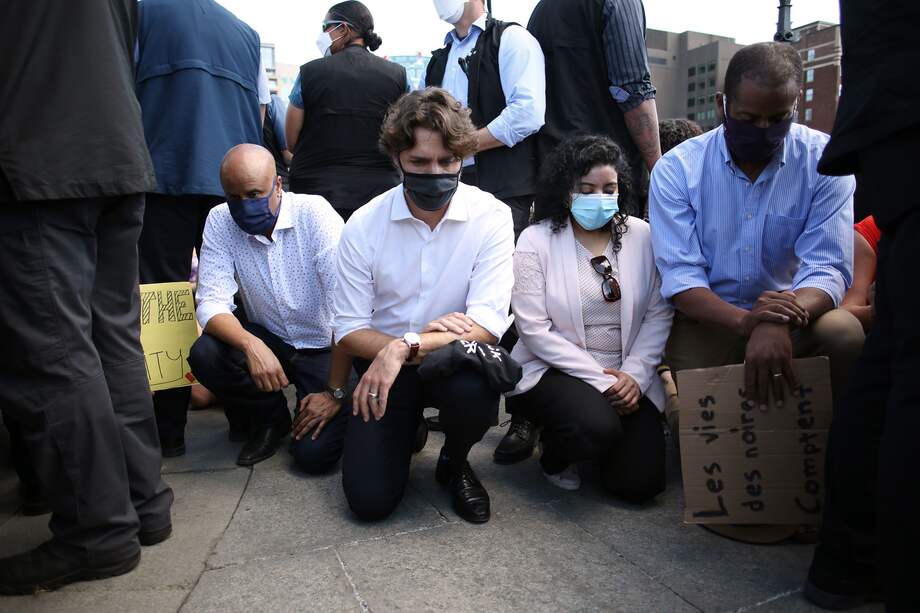 El primer ministro canadiense Justin Trudeau (segundo de izquierda a derecha) se arrodilla durante una protesta de Black Lives Matter en Parliament Hill en Ottawa, Canadá.