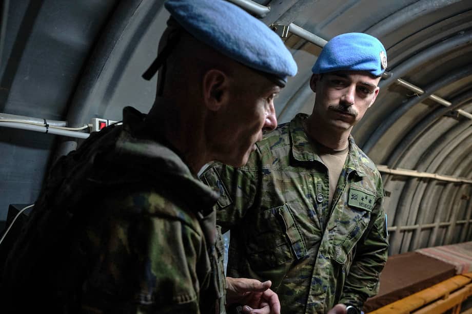 El capitán Víctor Mendoza dentro del búnker en la posición 4-28, una de las dos posiciones españolas de la misión de paz de la ONU (FINUL).