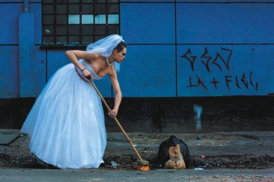 Fotografía tomada a Silvanna Bastet el 8 de marzo en el barrio Santa Fe, de Bogotá, por Luis Carlos Ayala, uno de los integrantes del colectivo "De la calle somos". / Foto: Luis Carlos Ayala