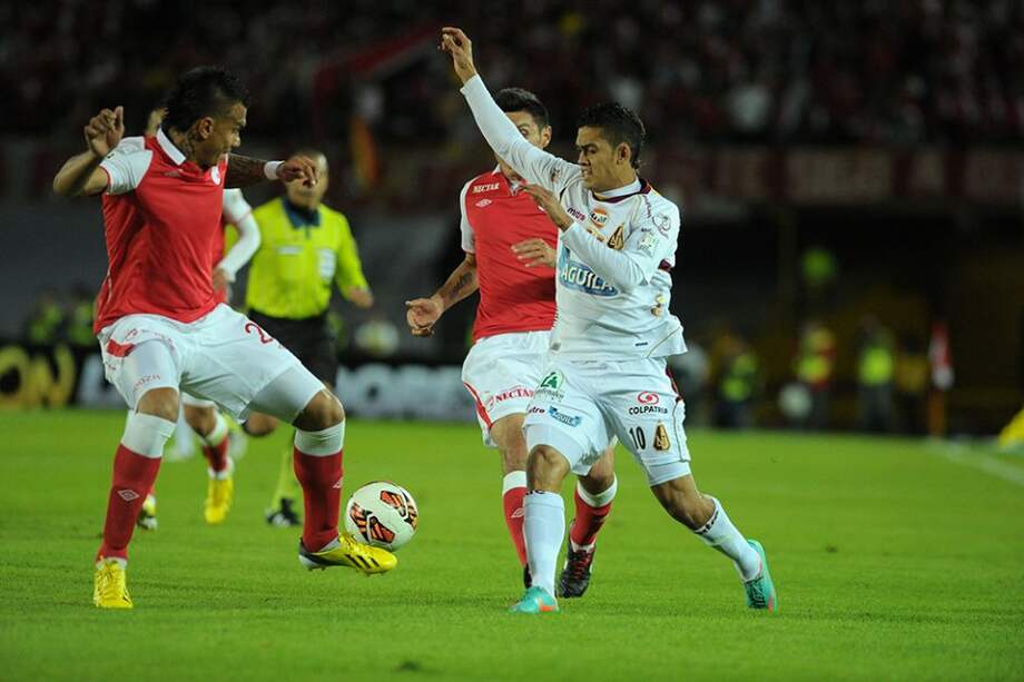 Humberto Mendoza de Santa Fe corta el avance de Andrés Andrade del Tolima.