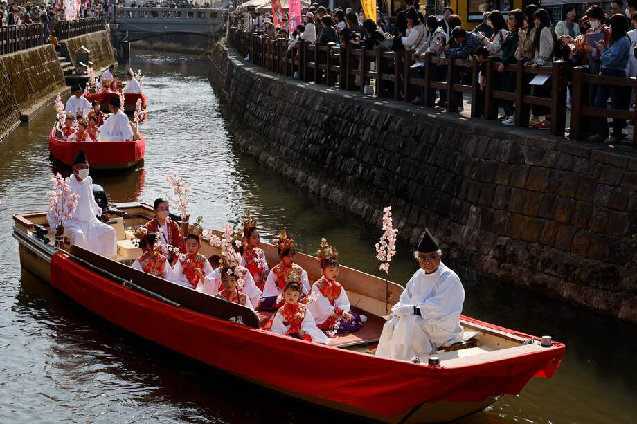 En Japón cada vez hay menos niños. Hoy representan apenas el 11 % de la población. Aquí, niñas vestidas con atuendos del período Heian desfilan por del río Ono en Sawara, al este de Tokio, el 2 de marzo de 2025, durante la celebración del Día de las Niñas.