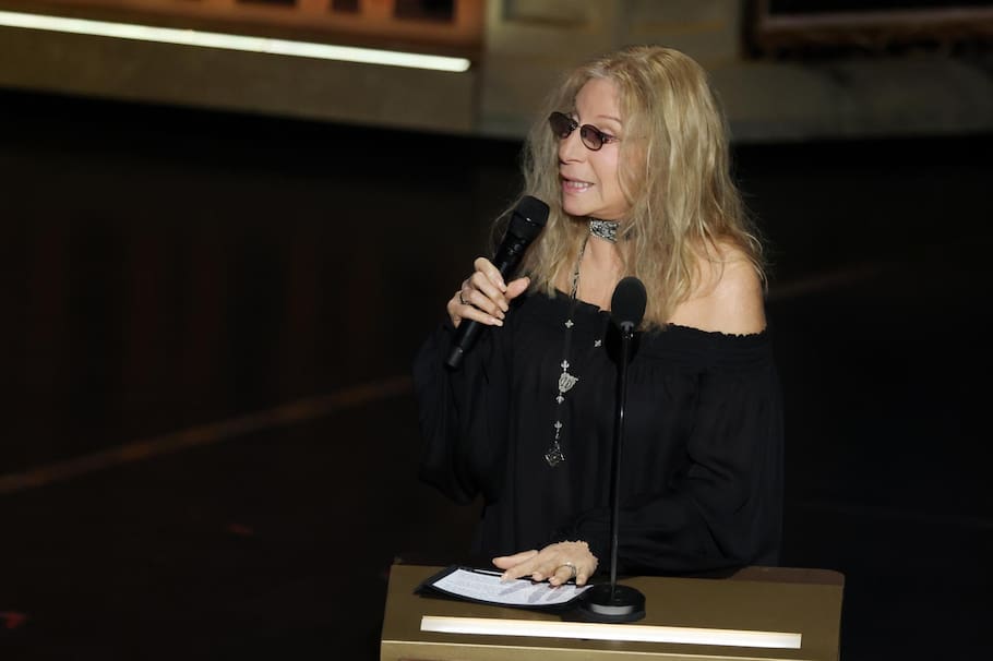 LOS ANGELES (United States), 16/03/2026.- Barbra Streisand pays tribute to Rob Reiner and his wife Michele on stage during the the 98th annual Academy Awards ceremony at the Dolby Theatre in Los Angeles, California, USA, 15 March 2026. EFE/EPA/CHRIS TORRES