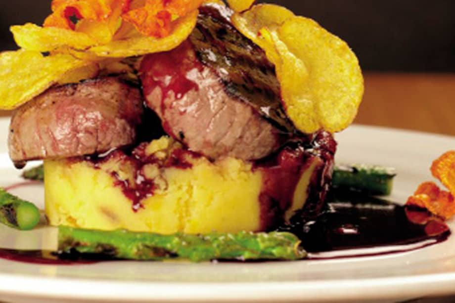 Lomo de res en salsa oporto y espárragos al romero