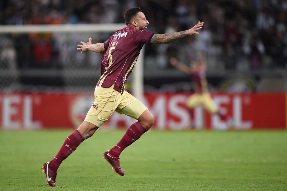 José Moya celebra la clasificación de Tolima en Brasil // EFE/Yuri Edmundo