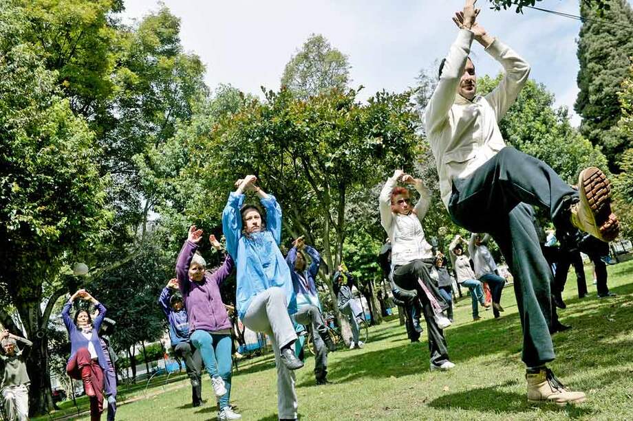 Los sábados y domingos en la mañana el maestro Lui Qingxun dicta clases para principiantes y avanzados en el parque el Virrey, en Bogotá. / Luis Ángel