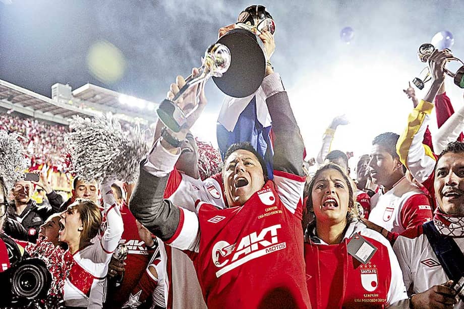 El técnico bogotano Wilson Gutiérrez fue el que le dio la alegría de conseguir una estrella al pueblo santafereño después de 36 años. Acá daba la vuelta olímpica en el estadio El Campín. / El Espectador