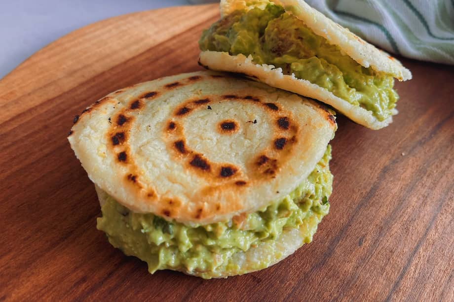 Esta arepa rellena también puede ser de carne de res o carne de cerdo.