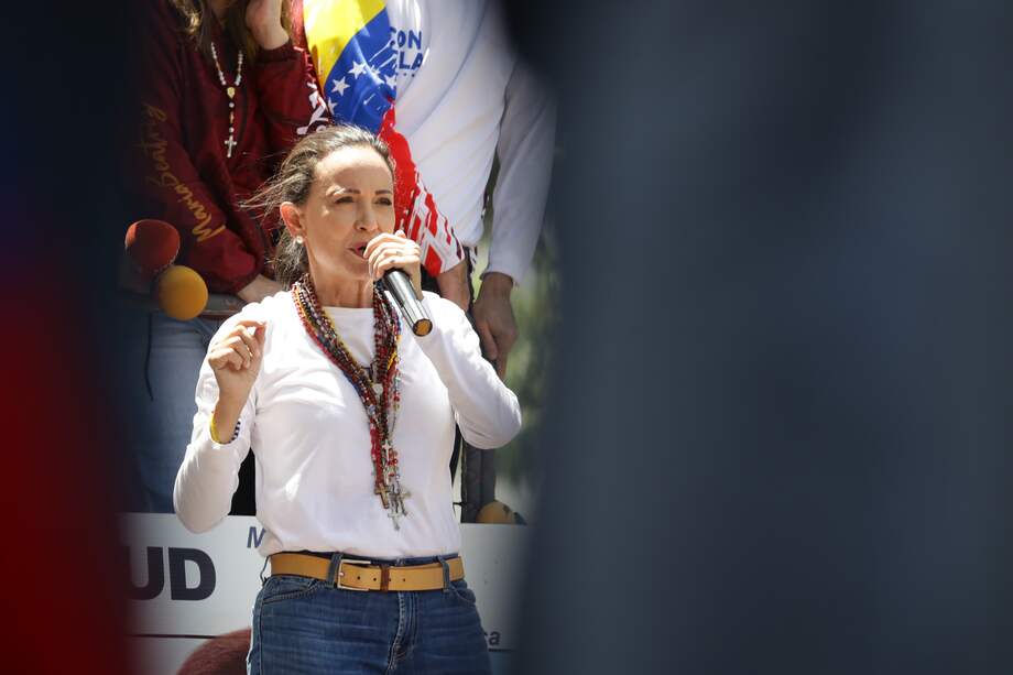 La líder opositora de Venezuela María Corina Machado asiste a una protesta en rechazo a los resultados oficiales de las elecciones presidenciales.