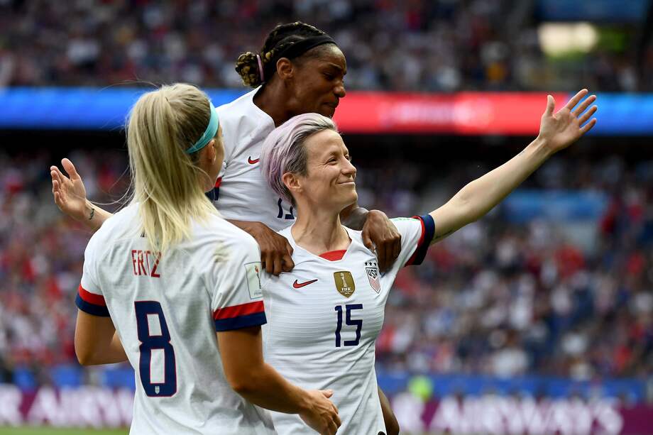 La volante Megan Rapinoe demandó a la Federación de Fútbol de Estados Unidos porque las mujeres ganan menos que sus colegas hombres. / AFP