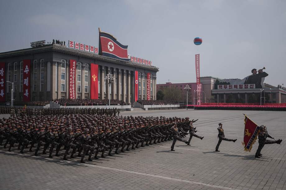 Foto de archivo. Soldados del Ejército Popular de Corea (KPA) observan un desfile militar.