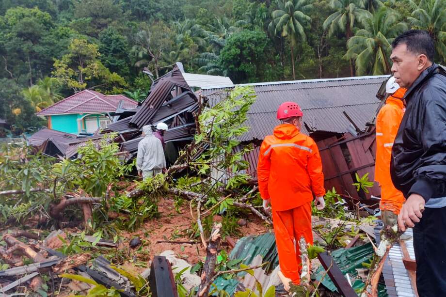 La temporada de lluvias en Indonesia ocasionó 15 muertes y hasta el momento 42 ciudadanos desaparecidos.