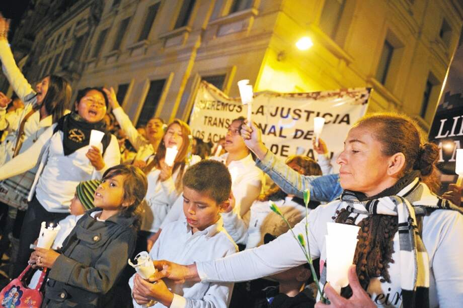 Esposas de militares presos se reunieron ayer en la Plaza de Bolívar de Bogotá para exigir un acuerdo con las Farc. / Mauricio Alvarado