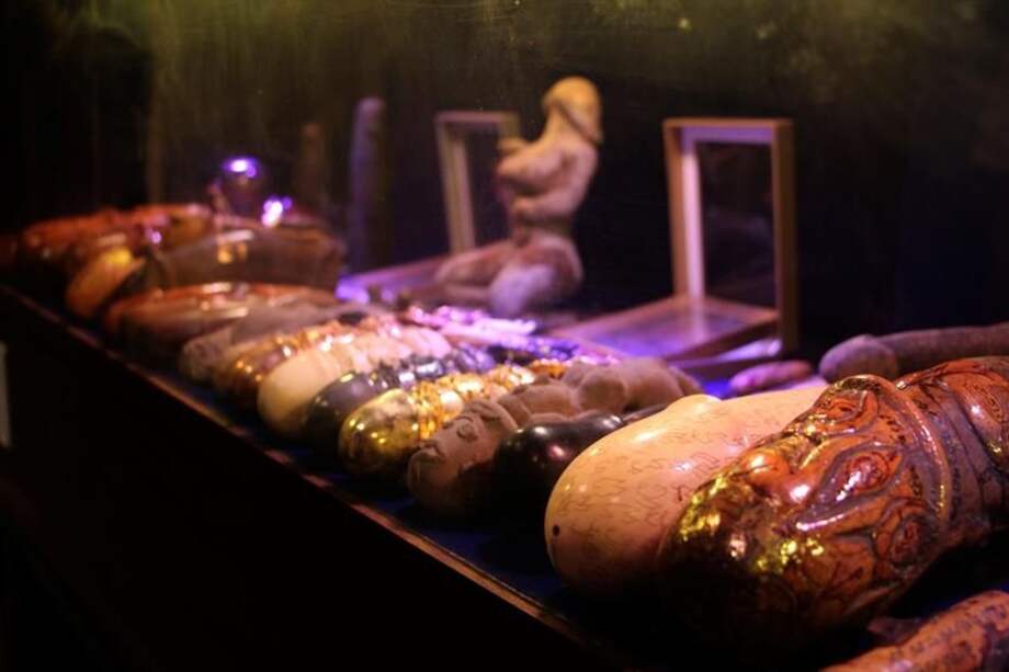 "La Baronne de Belamy" (izquierda) fue vendido a un único oferente por US $20.000 dólares. "Katsuwaka of the Dawn Lagoon", a la derecha, llegó a US $16.250. / AFP