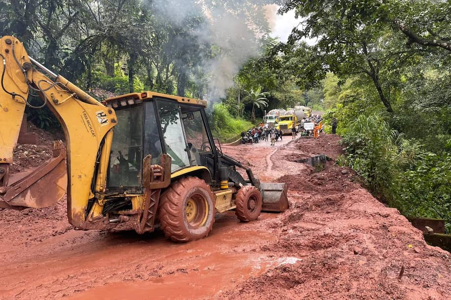 La caída de material se ha presentado en el km 83+500.