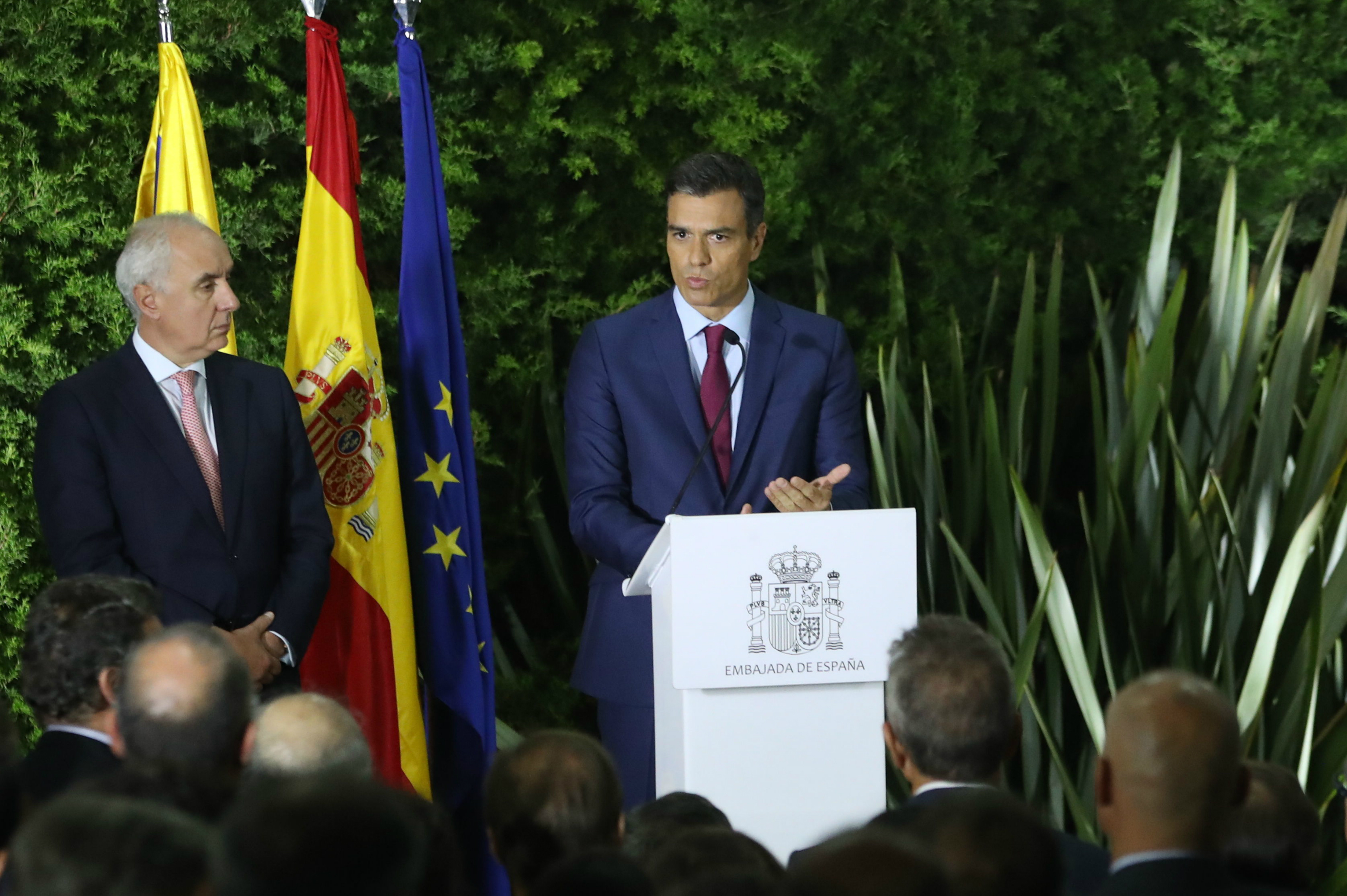 El presidente español Pedro Sánchez, acompañado del embajador de España en Colombia, Pablo Gómez de Olea (izquierda), pronuncia unas palabras durante un encuentro con la colectividad española residente en Colombia. / EFE