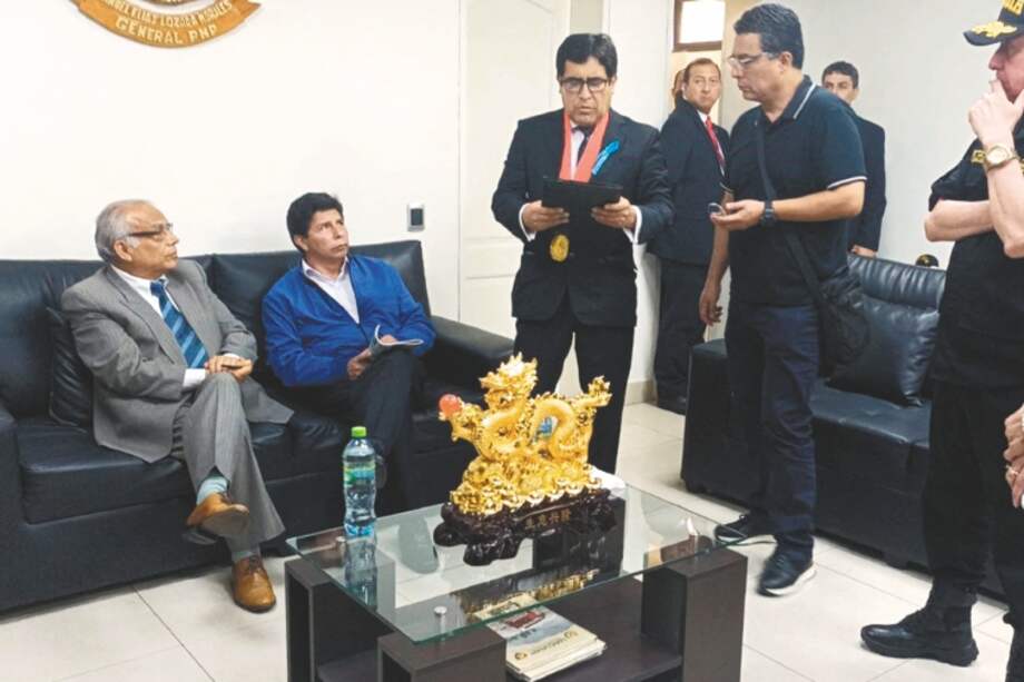 Pedro Castillo, hoy expresidente de Perú, reunido con fiscales tras su destitución.