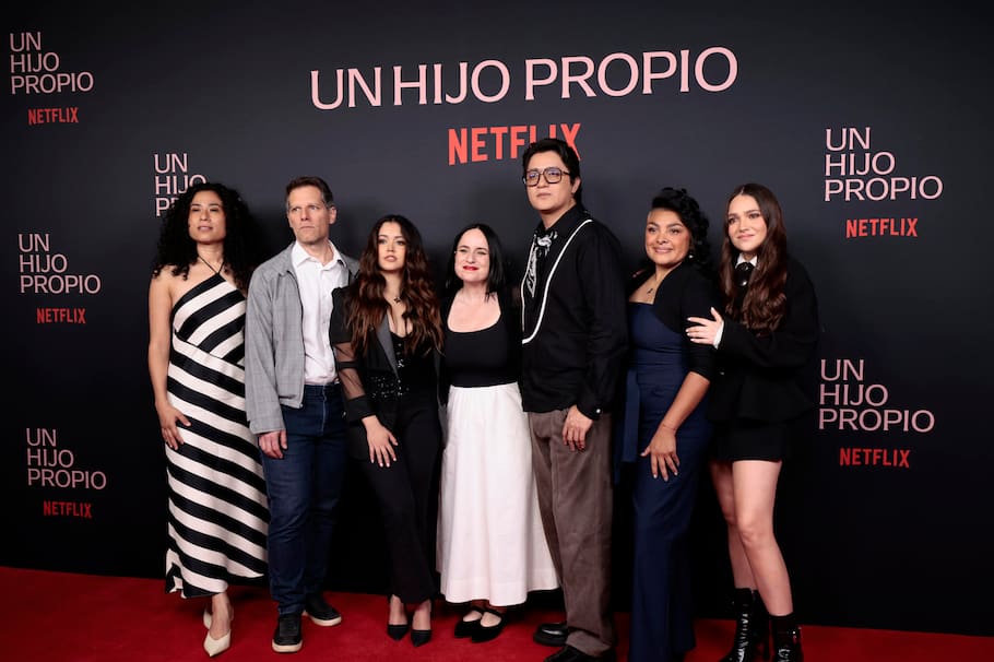 MEX292. CIUDAD DE MÉXICO (MÉXICO), 13/08/2026.- La directora Maite Alberdi (c) posa junto a los actores Mayra Batalla (i), Ana Celeste Montalvo (3-i), Armando Espitia (3-d), Luisa Guzmán (d) y los productores Sandra Godínez (2-d) y Maximiliano Sanguine (2-i) durante la alfombra roja de la película 'Un hijo propio' este miércoles, en Ciudad de México (México). La película documental 'Un hijo propio' ha concluido su paso por festivales internacionales para aterrizar este jueves en el catálogo de Netflix, previo a su estreno, la directora chilena Maite Alberdi confía en que este proyecto, conformado por un equipo mexicano y que retrata una "historia universal" sobre la maternidad, pueda representar a México en los premios Óscar y Goya. EFE/José Méndez