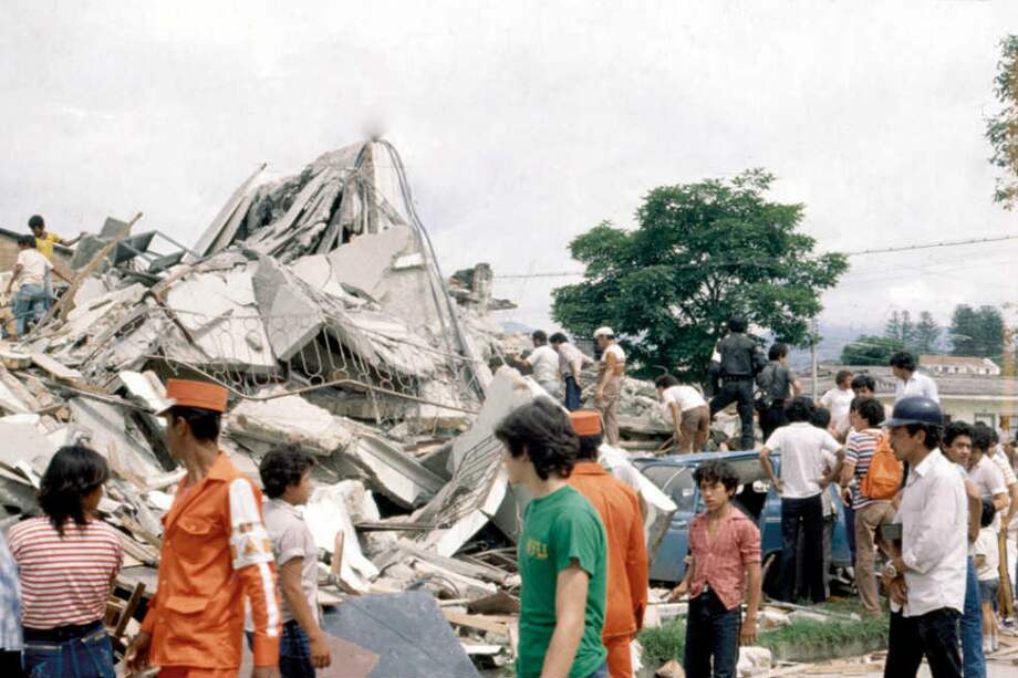 Las calles del centro histórico quedaron bloqueadas por una avalanchas de ladrillos, piedras y palos. /Archivo