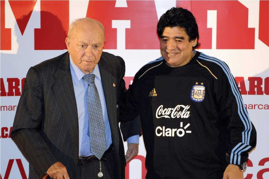 Di Stéfano (izq.) murió el 7 de julio de 2014. Maradona falleció el 25 de noviembre de 2020.