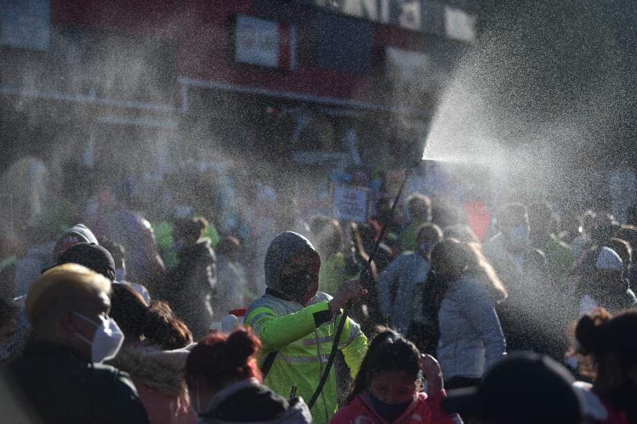 Otra crítica hacia la jornada fue la manera de hacer desinfección. Constantemente, pasaban personas fumigando con un compuesto químico que ayuda a eliminar el virus en superficies y ropa.