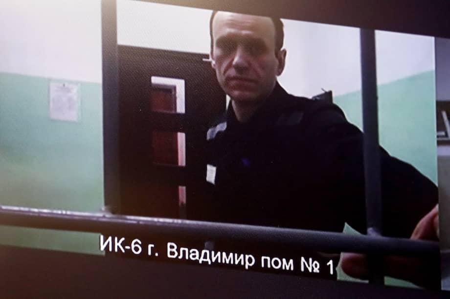 El opositor ruso Alexei Navalni es visto en una pantalla mientras aparece en una conexión de vídeo desde la colonia en la región de Vladimir, durante una audiencia de El Primer Tribunal de Apelación de la Jurisdicción General que considera su apelación contra la sentencia de 19 años de prisión en un caso de extremismo.