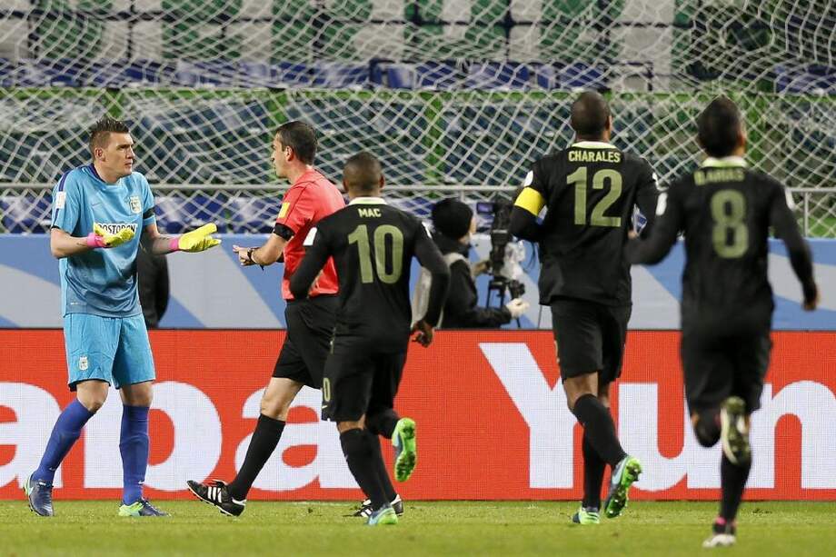 Franco Armani discute la decisión del árbitro húngaro Viktor Kassai. / EFE