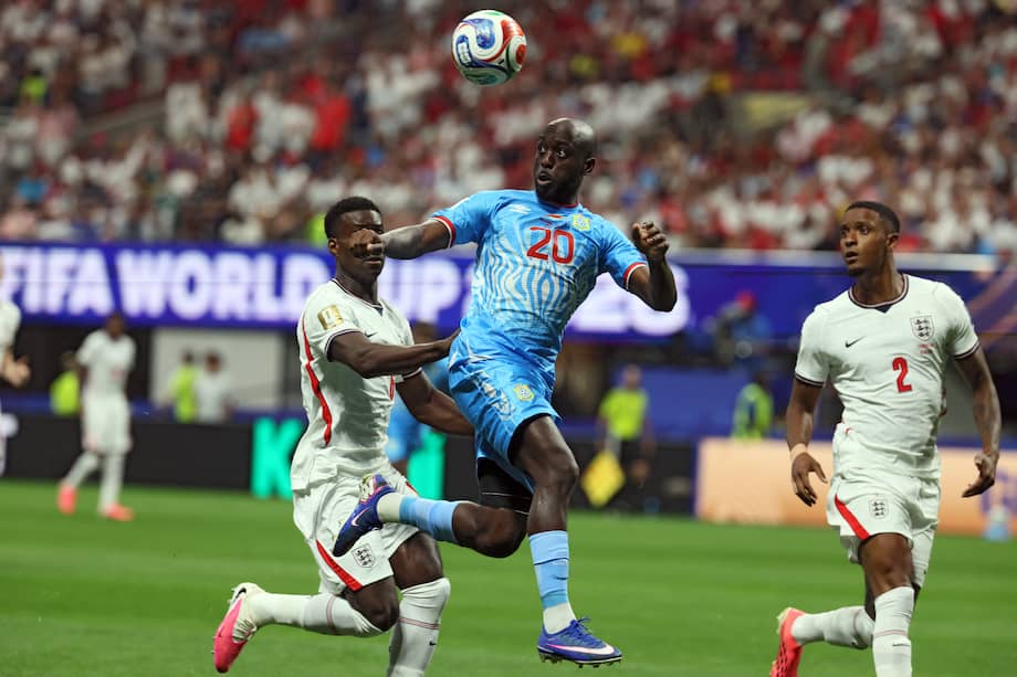 Marc Guehi, jugador de Inglaterra, y Yoane Wissa, jugador de RD Congo.