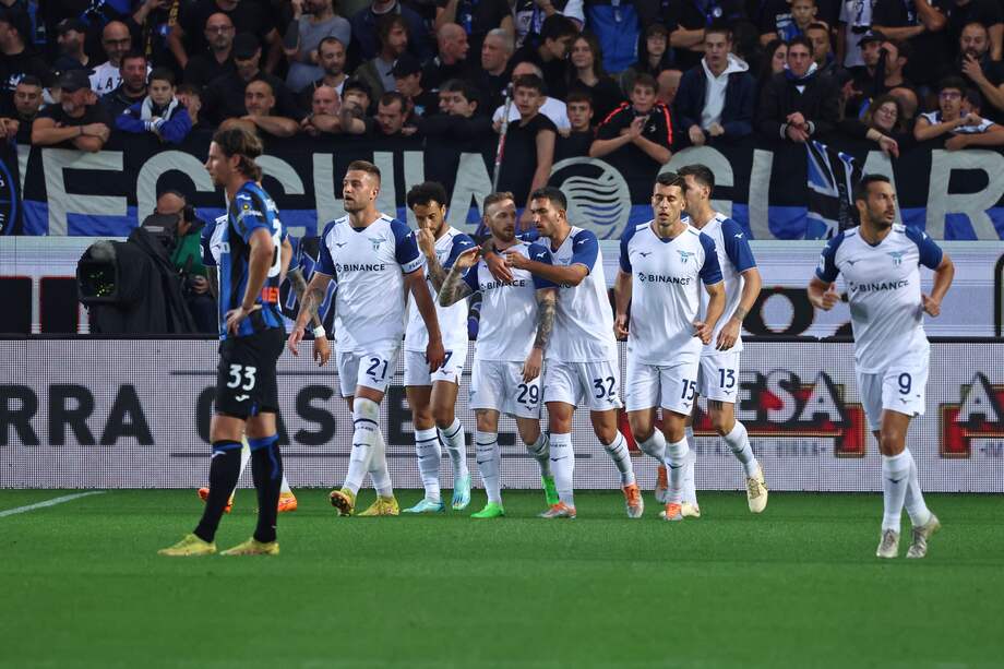 Los jugadores de Lazio celebran uno de los goles en su victoria sobre Atalanta por Serie A.