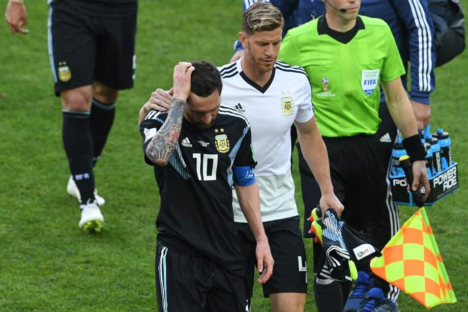 Messi al final del encuentro con los islandeses. / AFP