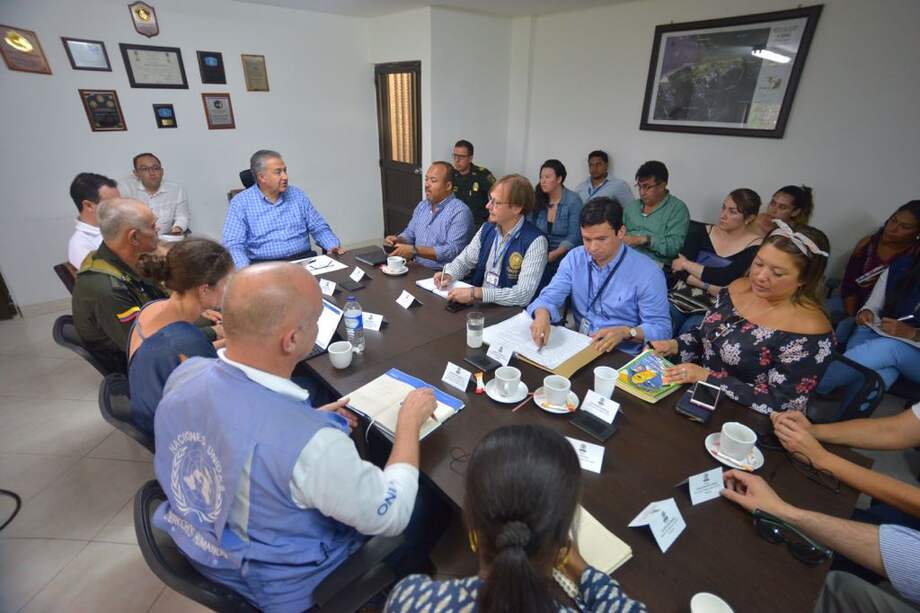 Reunión entre el vicepresidente, Óscar Naranjo, y los miembros de la comisión humanitaria que fue atacada por la Policía. / Prensa Vicepresidencia