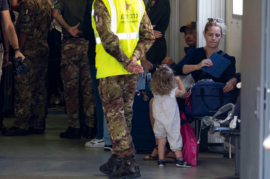 Los gobiernos de todo el mundo continúan trabajando para repatriar a sus connacionales atrapados en Israel, en medio de las preocupaciones por su seguridad.