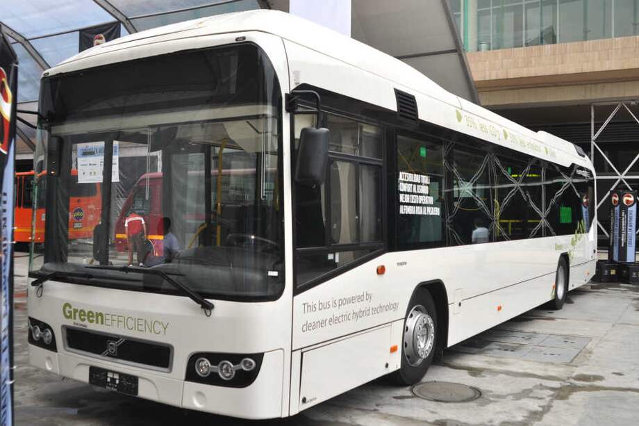 El beneficio de convertir los articulados de Transmilenio en vehículos con motores híbridos, sería reducir cerca del 40% de la contaminación de la capital, como añade Schütze. / Cortesía: Corferias