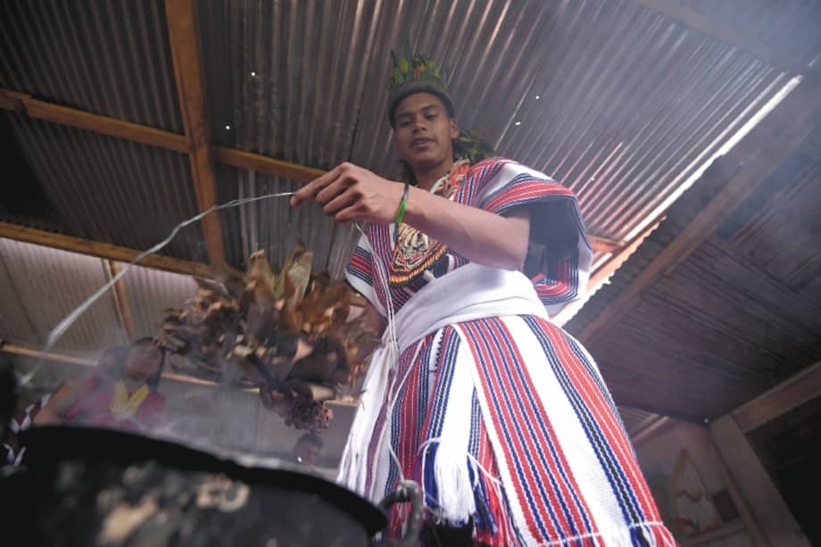 Uno de los integrantes del pueblo indígena Kamëntsa realizando un ritual de limpieza.