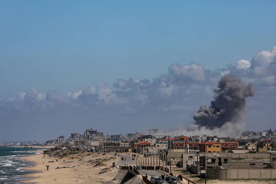 El humo se eleva tras un ataque aéreo israelí en la Ciudad de Gaza, al norte del enclave palestino.