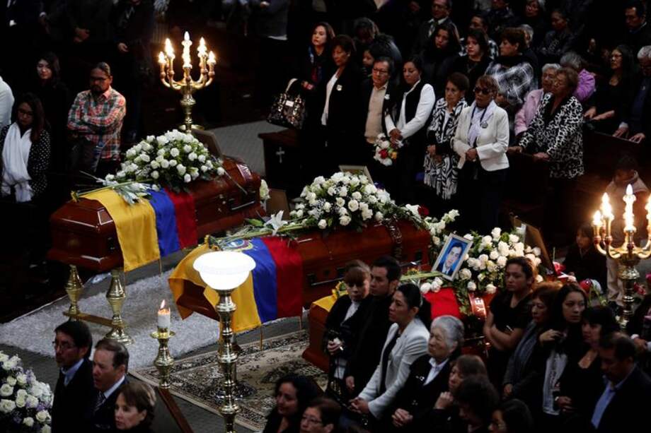 Después de una misa que se desarrolló en la iglesia La Dolorosa, en la capital ecuatoriana, los cuerpos fueron llevados a un campo santo para su sepultura. / EFE